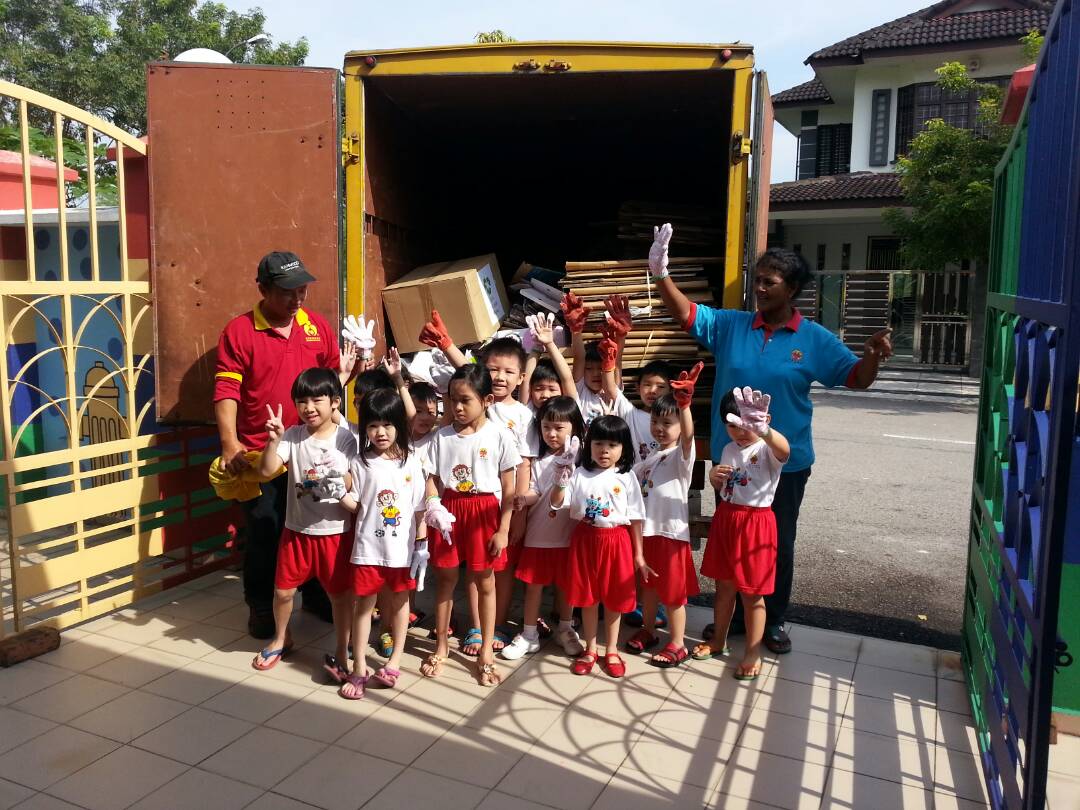 Yellow Bin kitar semula pakaian textile recycling event at A-Z Kindergarten, Johor