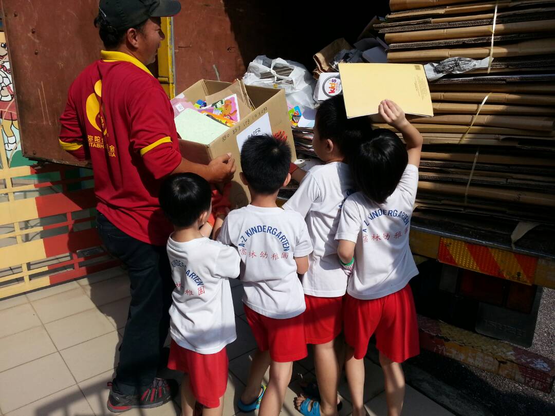Yellow Bin kitar semula pakaian textile recycling event at A-Z Kindergarten, Johor