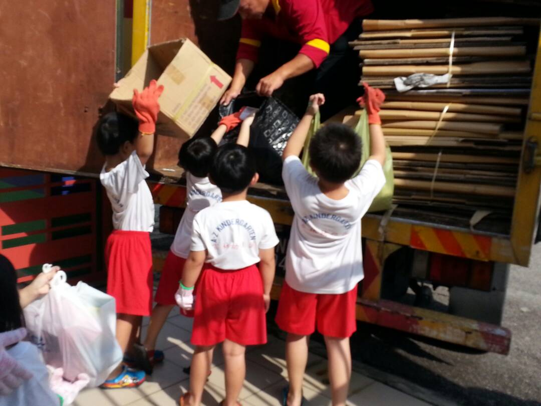 Yellow Bin kitar semula pakaian textile recycling event at A-Z Kindergarten, Johor