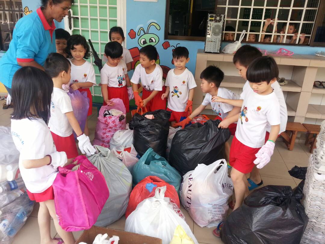 Yellow Bin kitar semula pakaian textile recycling event at A-Z Kindergarten, Johor