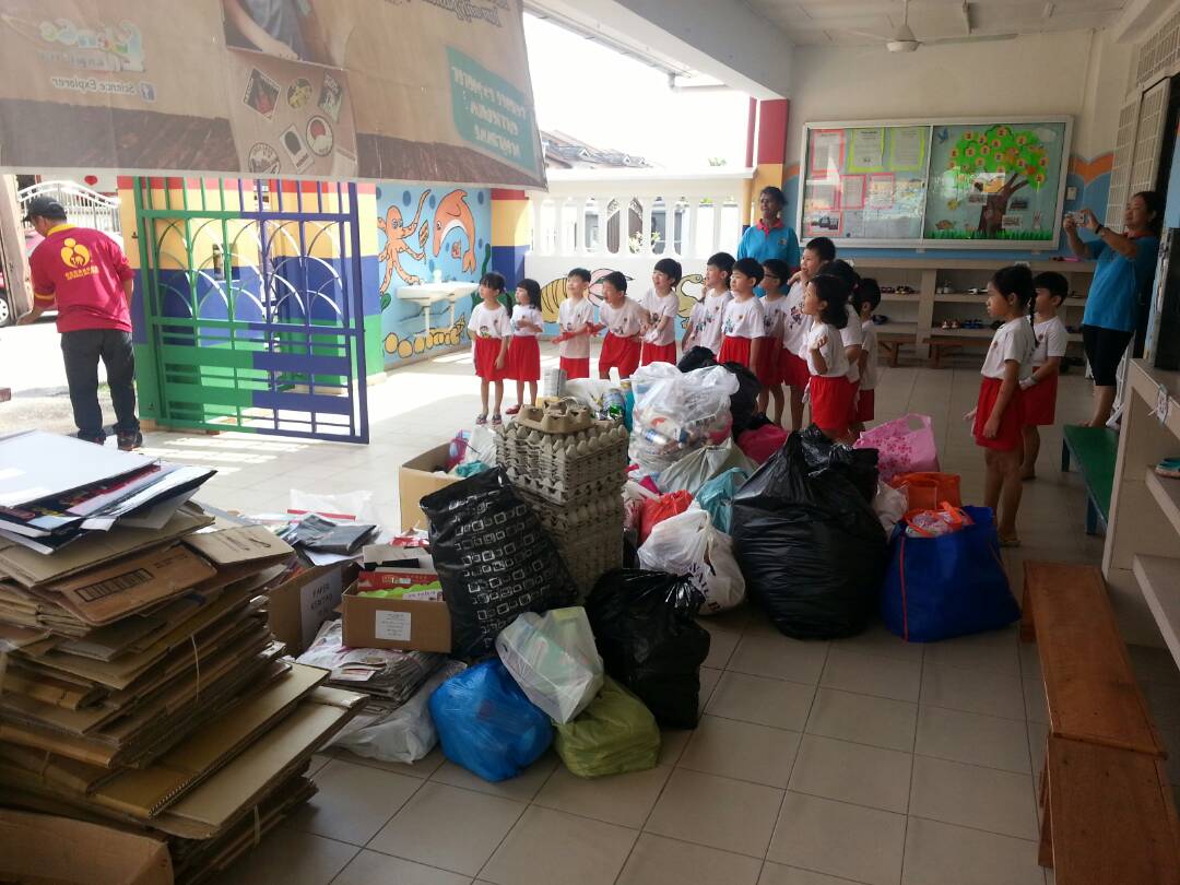 Yellow Bin kitar semula pakaian textile recycling event at A-Z Kindergarten, Johor